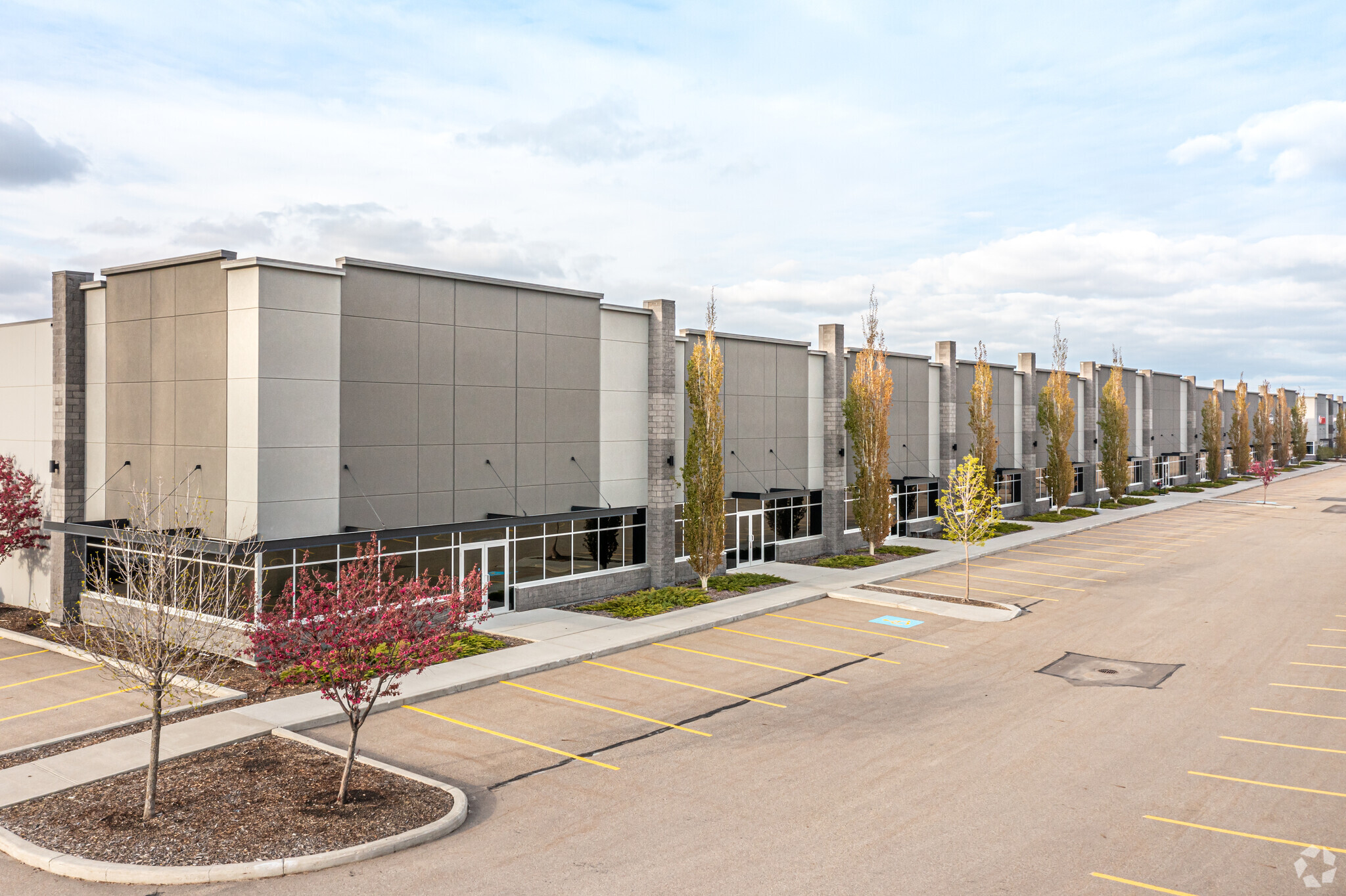 4004-4124 51 Av NW, Edmonton, AB à louer Photo principale– Image 1 sur 5