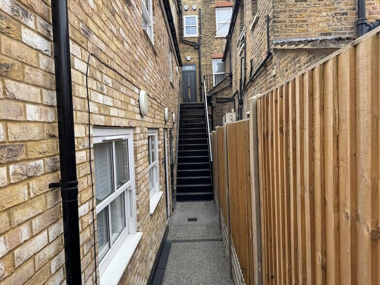 15 Queens Rd, Buckhurst Hill à vendre - Photo de l’immeuble – Image 3 sur 23