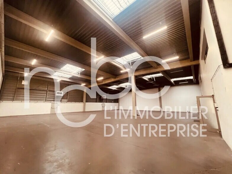 Local d’activités dans Vaulx-en-Velin à louer - Photo de l’immeuble – Image 2 sur 12