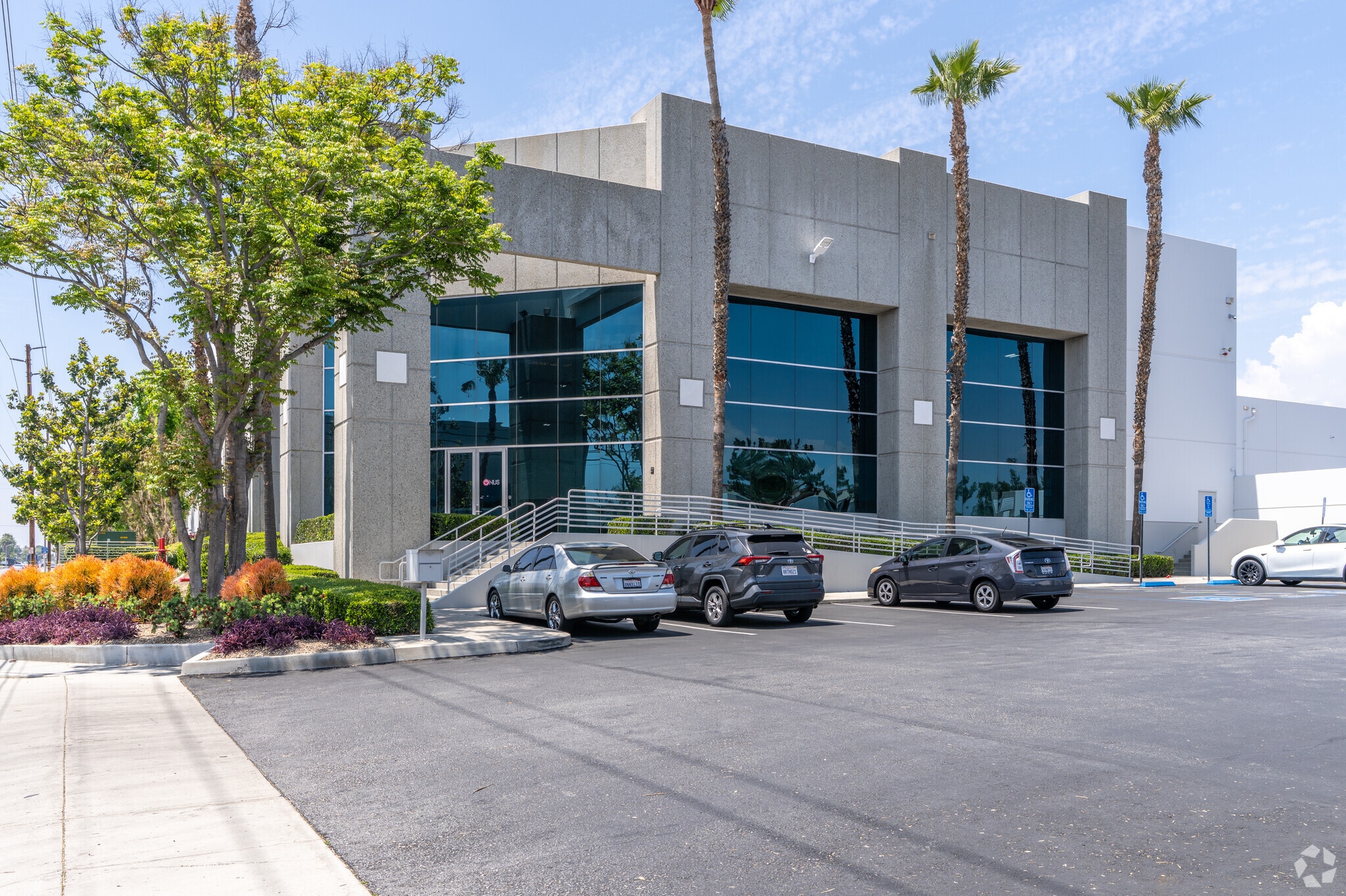1175 E Francis St, Ontario, CA à louer Photo principale– Image 1 sur 7