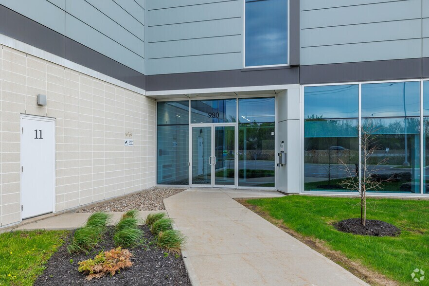 970-980 Pl Paul-Kane, Laval, QC à louer - Photo de l’immeuble – Image 3 sur 5