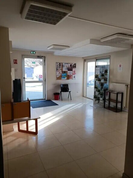 175 Boulevard De L'Industrie, Trévoux à louer - Photo de l’immeuble – Image 3 sur 11