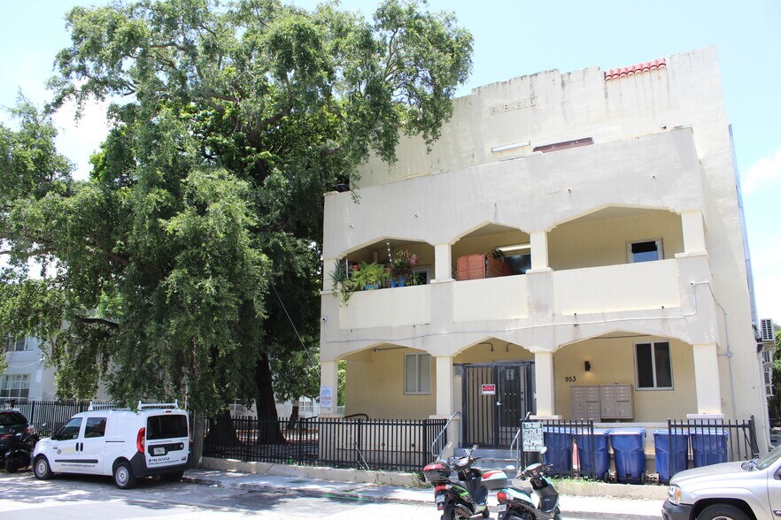 953 SW 4th St, Miami, FL à vendre - Photo de l’immeuble – Image 2 sur 8