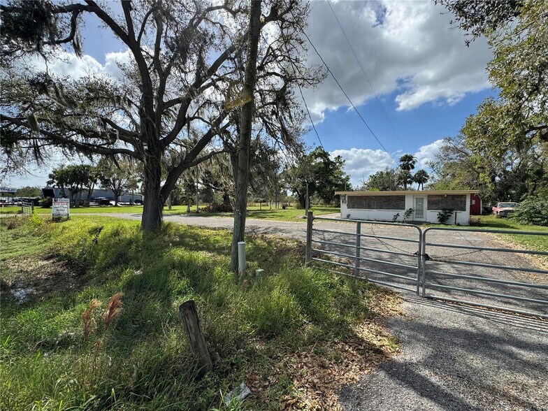 2739 Taylor Rd, Punta Gorda, FL à vendre - Photo de l’immeuble – Image 2 sur 3