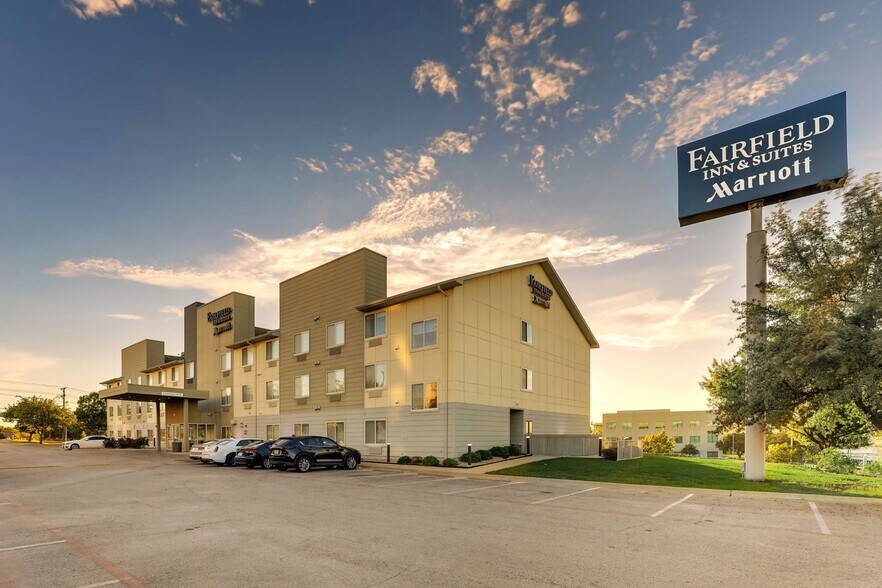 6851 West Fwy, Fort Worth, TX à vendre - Photo principale – Image 1 sur 47