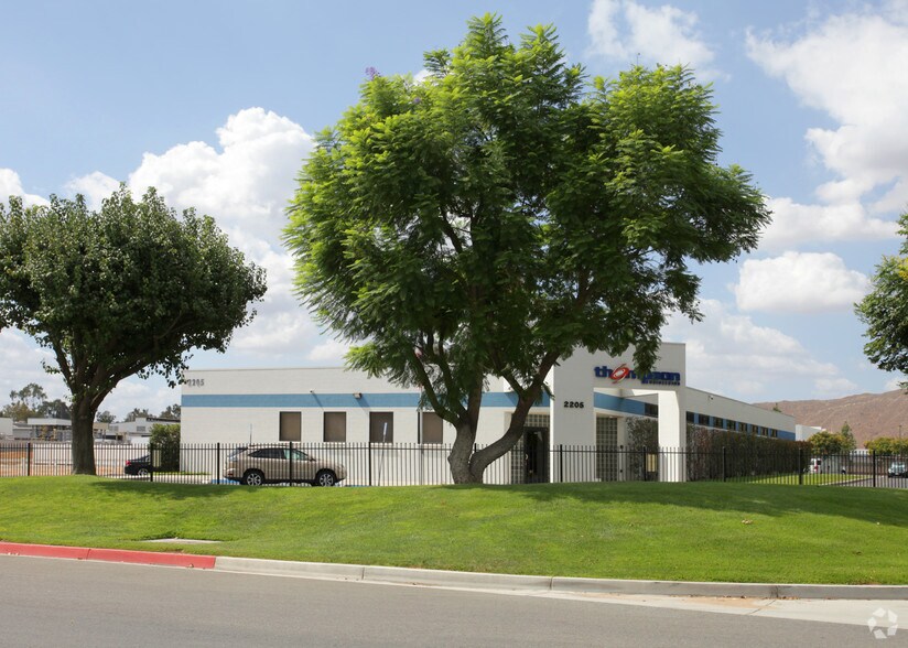 2205 Fleetwood Dr, Jurupa Valley, CA à vendre - Photo de l’immeuble – Image 3 sur 6
