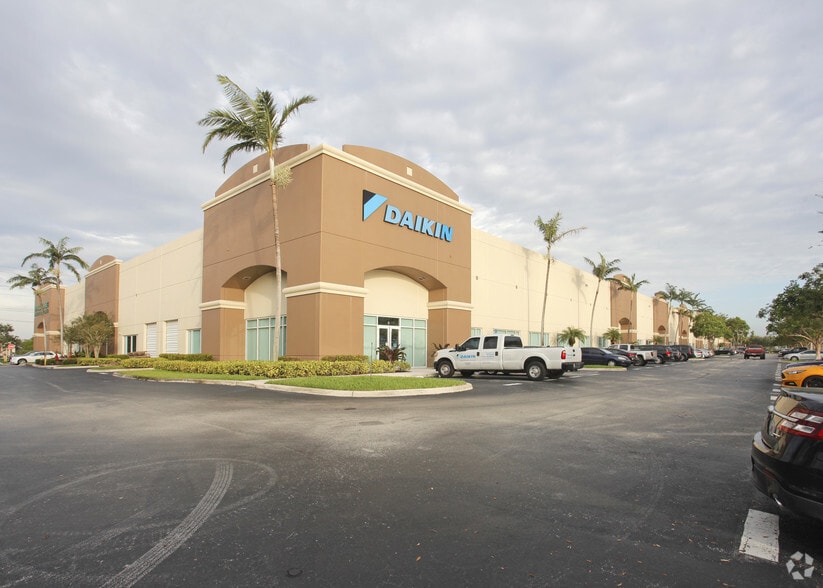 15712 SW 41st St, Davie, FL à louer - Photo principale – Image 1 sur 7