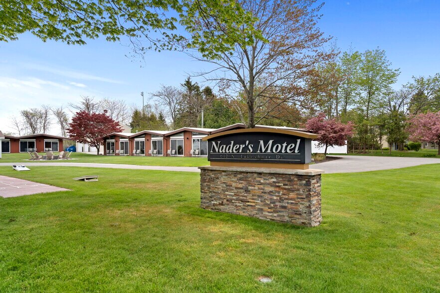 612 N Lakeshore Dr, Ludington, MI à vendre - Photo de l’immeuble – Image 2 sur 96