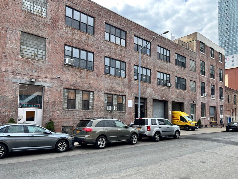 526 46th Ave, Long Island City, NY à louer - Photo de l’immeuble – Image 2 sur 3