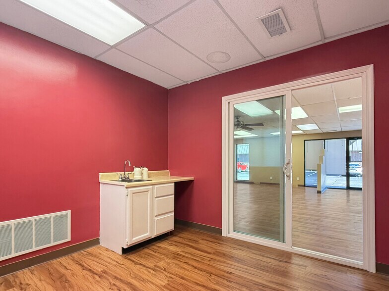 8365 University Blvd, Clive, IA à louer - Photo de l’immeuble – Image 3 sur 17