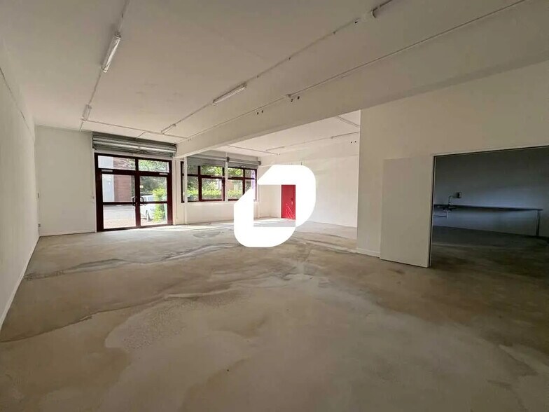 Local d’activités dans Voisins-le-Bretonneux à louer - Photo de l’immeuble – Image 1 sur 10
