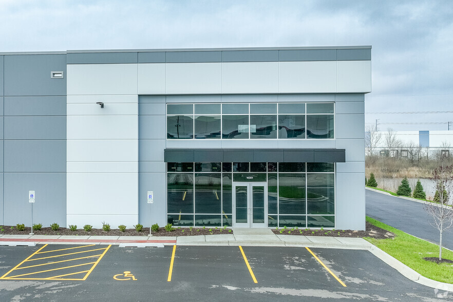 14301 Weber Dr, Huntley, IL à louer - Photo de l’immeuble – Image 2 sur 12