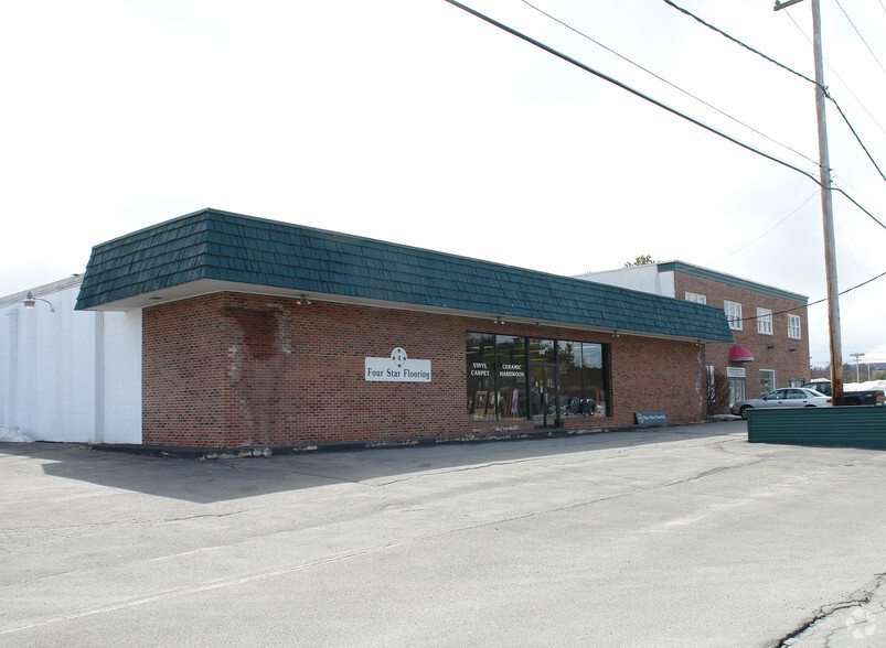 102 Quaker Rd, Queensbury, NY à louer - Photo de l’immeuble – Image 1 sur 2