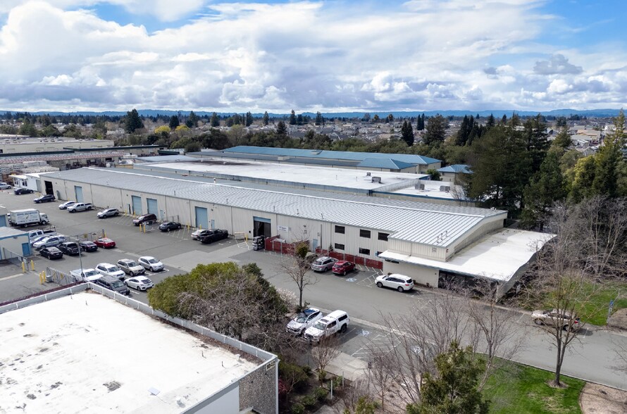 1050 Hopper Ave, Santa Rosa, CA à vendre - Photo de l’immeuble – Image 2 sur 7
