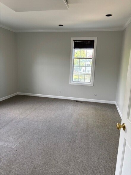 1642 W Colonial Pky, Inverness, IL à louer - Photo de l’immeuble – Image 3 sur 11