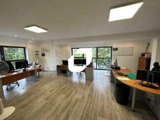 Plus de détails pour 68 Rue De La Croix De L'Orme, Morainvilliers - Bureau à vendre