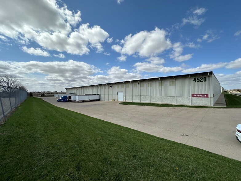 4520 20th Ave SW, Cedar Rapids, IA à louer - Photo de l’immeuble – Image 3 sur 5