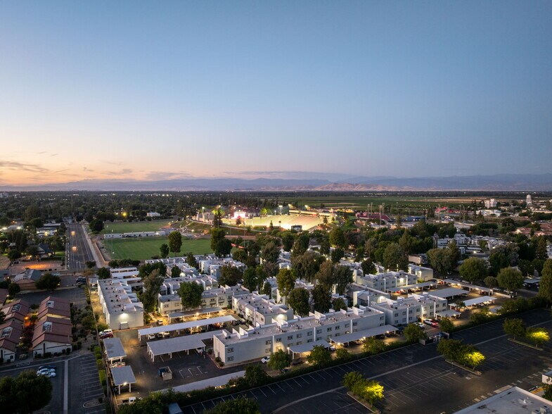 1577 E Bulldog Ln, Fresno, CA à vendre - Photo de l’immeuble – Image 2 sur 20