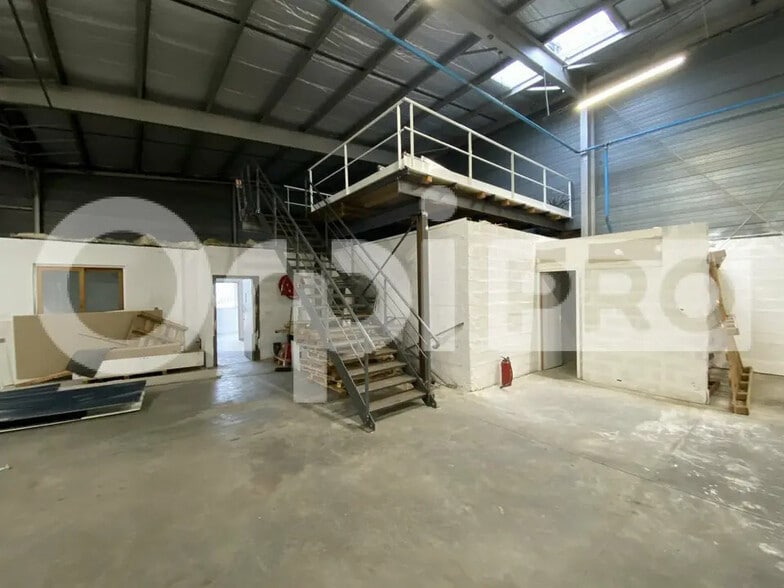 Local d’activités dans Vaulx-en-Velin à louer - Photo de l’immeuble – Image 2 sur 5