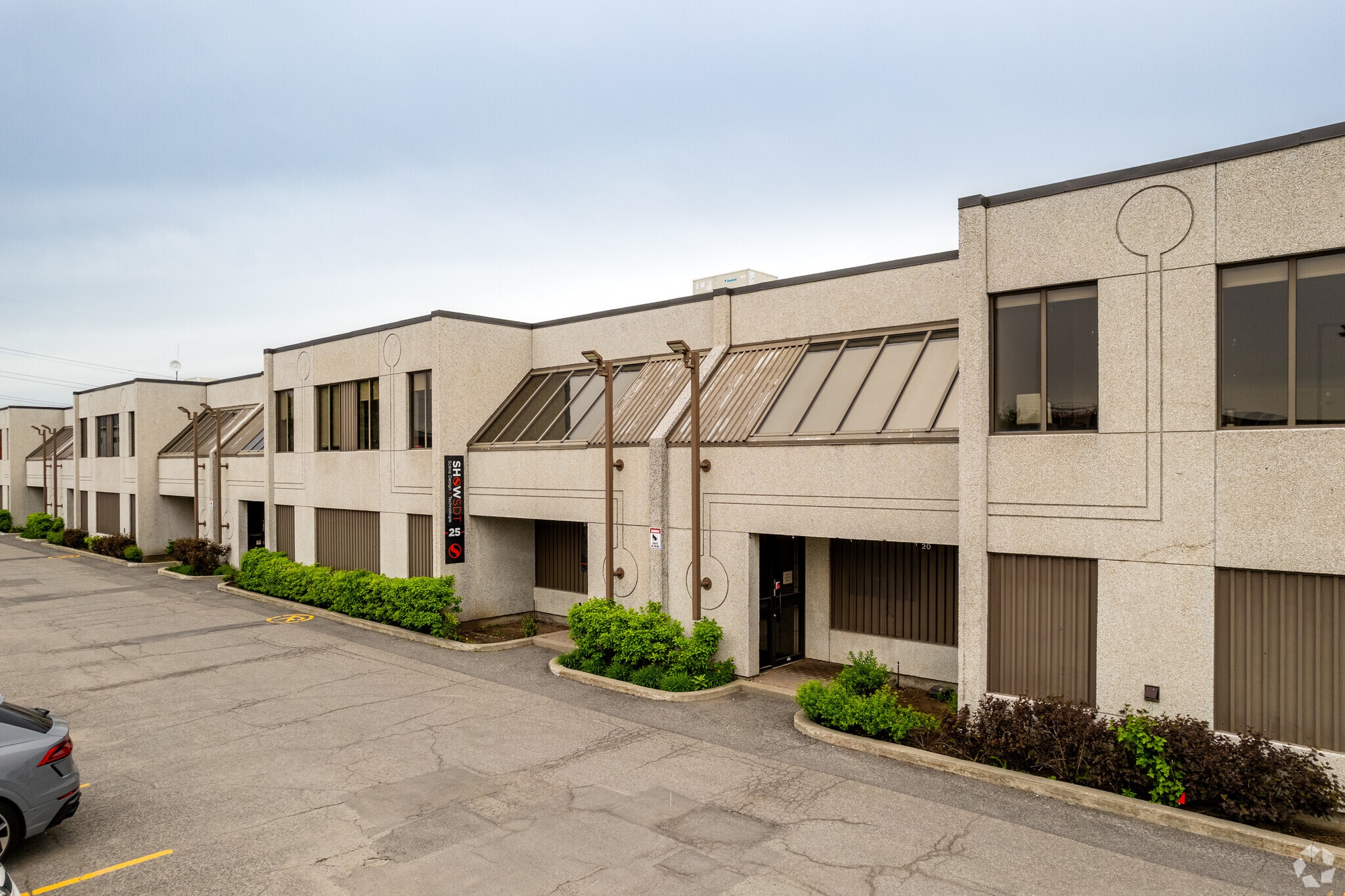 4555 Boul Des Grandes-Prairies, Saint-leonard, QC à louer Photo principale– Image 1 sur 4