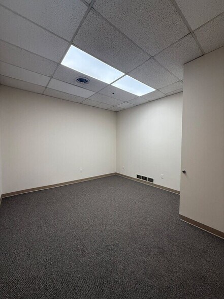 1-208 Azar Ct, Arbutus, MD à louer - Photo de l’immeuble – Image 3 sur 13