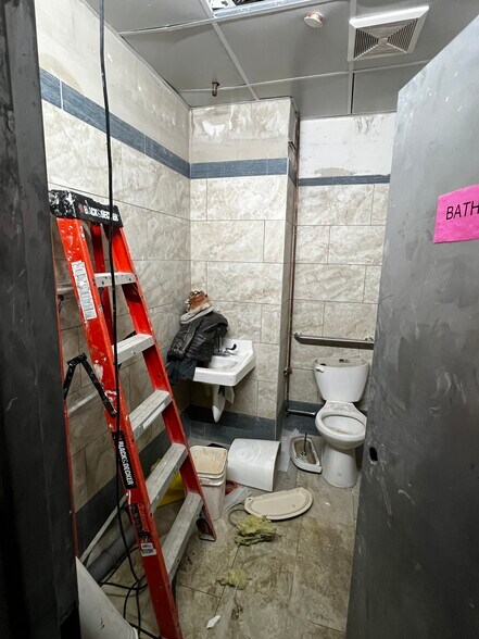 1466 128th St, College Point, NY à louer - Photo de l’immeuble – Image 3 sur 5