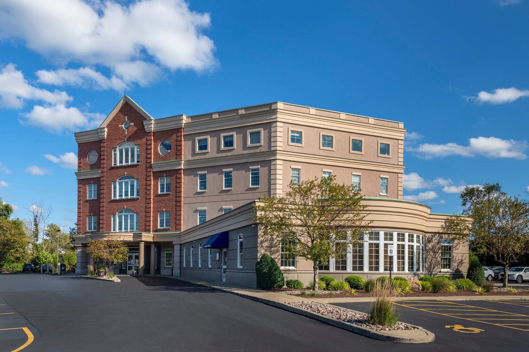 4949 Harlem Rd, Buffalo, NY à louer Photo principale– Image 1 sur 20