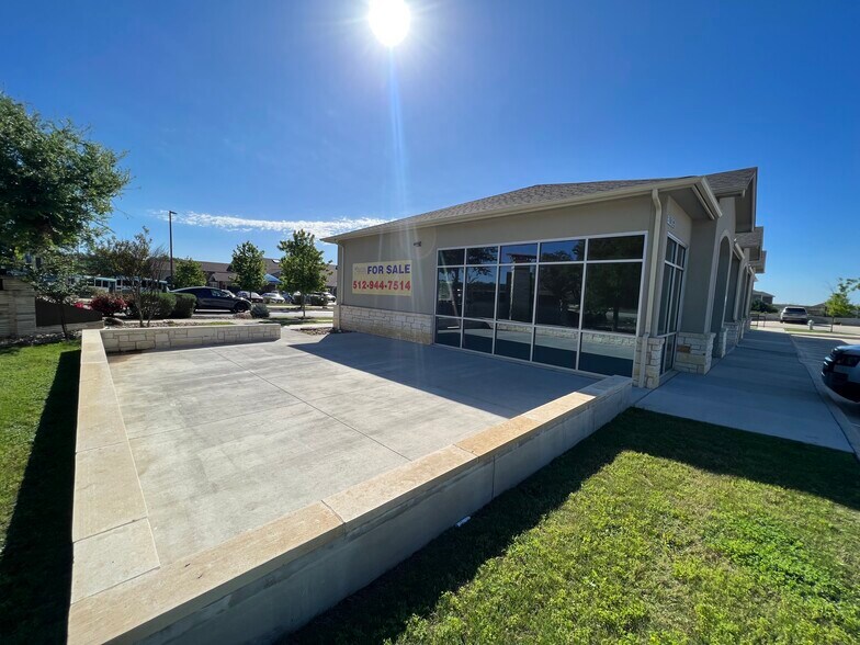 10824 E Crystal Falls Pky, Leander, TX à vendre - Photo principale – Image 1 sur 3