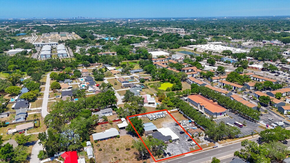 504 S Kings Ave, Brandon, FL à vendre - Photo de l’immeuble – Image 3 sur 9
