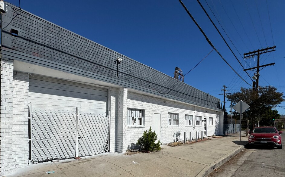 13607 Saticoy St, Van Nuys, CA à louer - Photo de l’immeuble – Image 2 sur 14