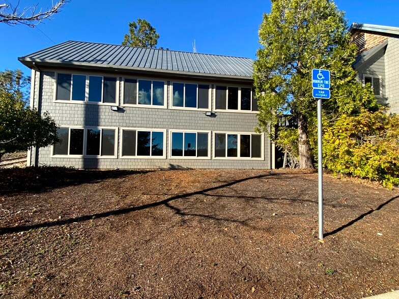 123 Margaret Ln, Grass Valley, CA à louer - Photo principale – Image 1 sur 1