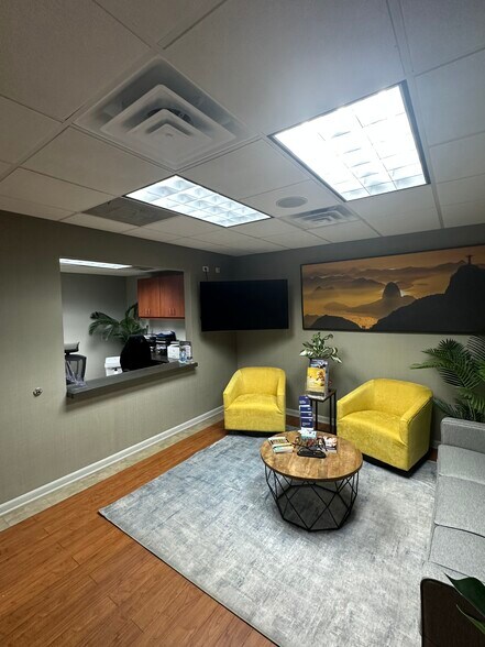 2400 N Ashland Ave, Chicago, IL à louer - Photo de l’immeuble – Image 3 sur 10