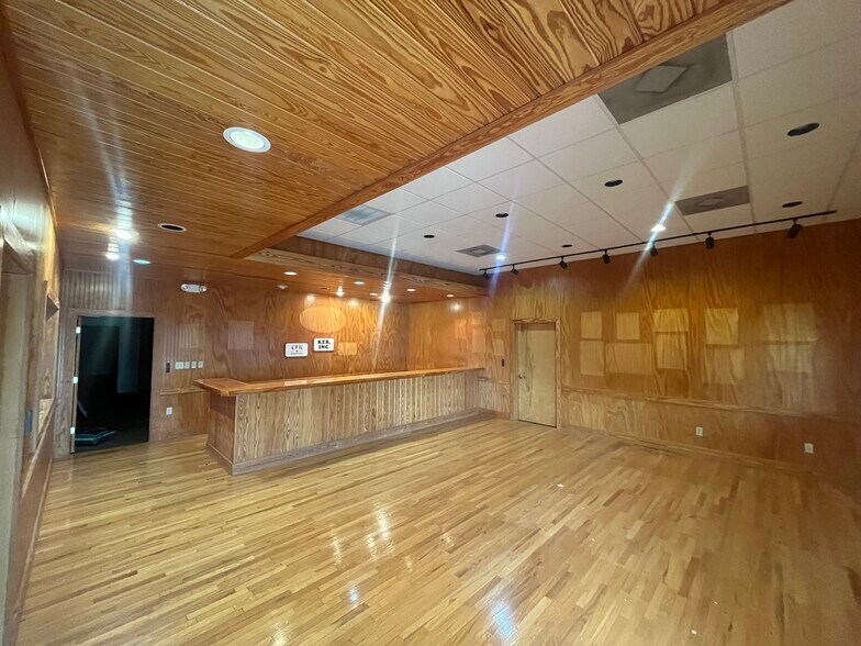 7491 Ulmerton Rd, Largo, FL à louer - Photo de l’immeuble – Image 2 sur 13