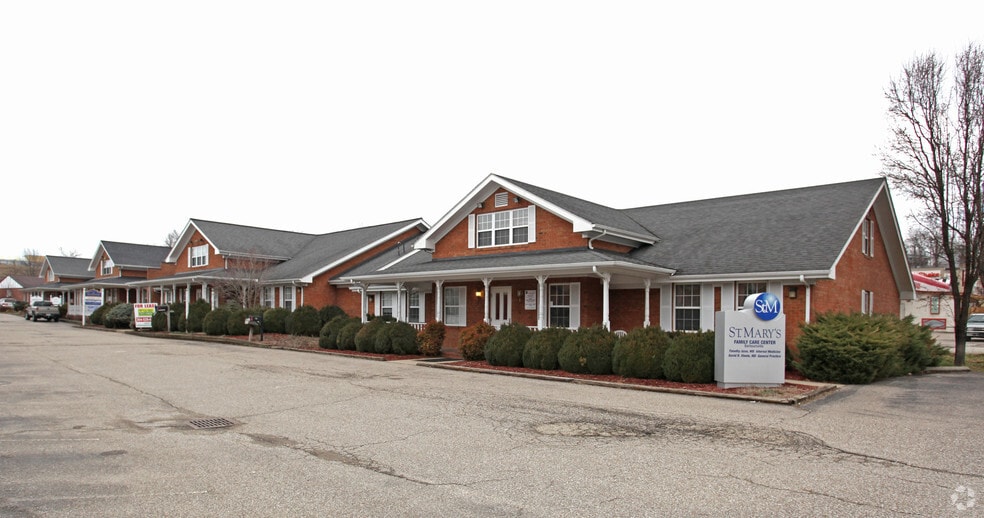 4 Chateau Grove Ln, Barboursville, WV à vendre - Photo principale – Image 1 sur 47