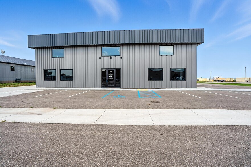 4252 16th Ave N, Grand Forks, ND à vendre - Photo de l’immeuble – Image 3 sur 27