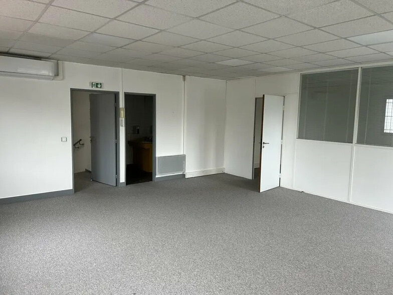 Local d’activités dans Herblay-sur-Seine à louer - Photo de l’immeuble – Image 3 sur 10