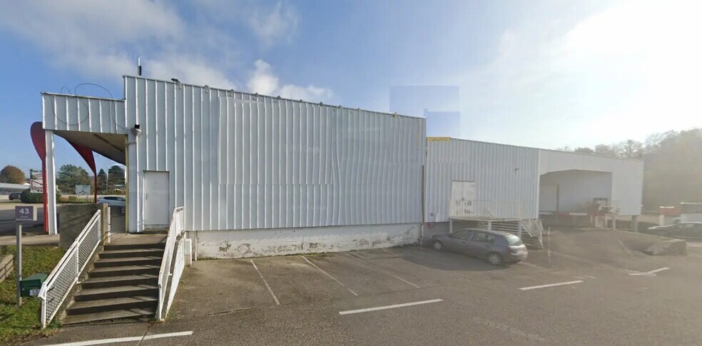 Local commercial dans Ruy-Montceau à louer - Photo de l’immeuble – Image 2 sur 3