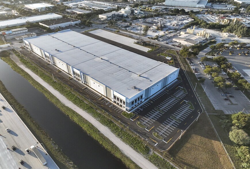 10900 NW 128th Street, Medley, FL à louer - Photo de l’immeuble – Image 2 sur 4