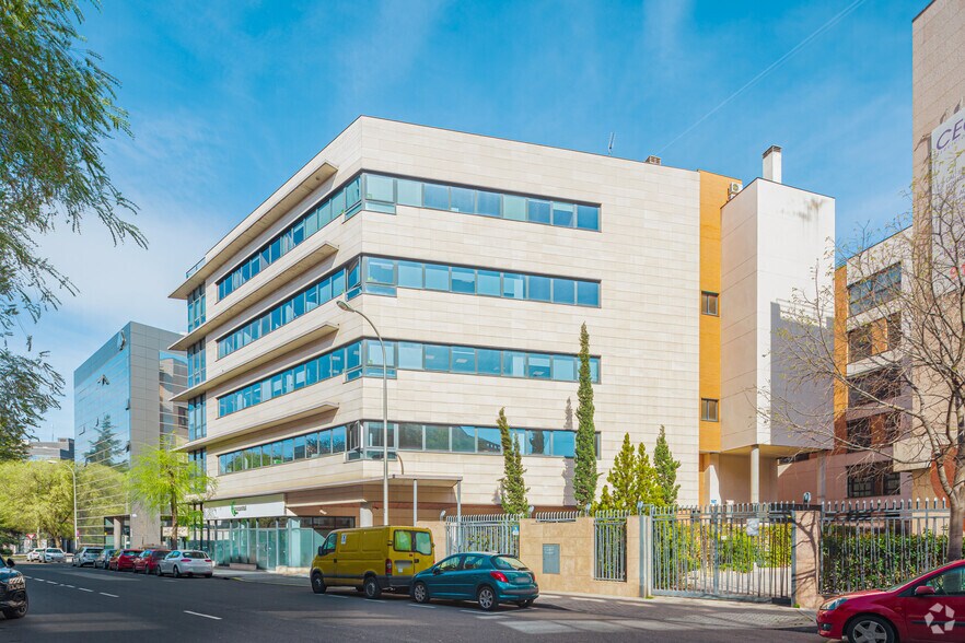 Calle de Cronos, 20, Madrid, Madrid à louer - Photo de l’immeuble – Image 2 sur 4