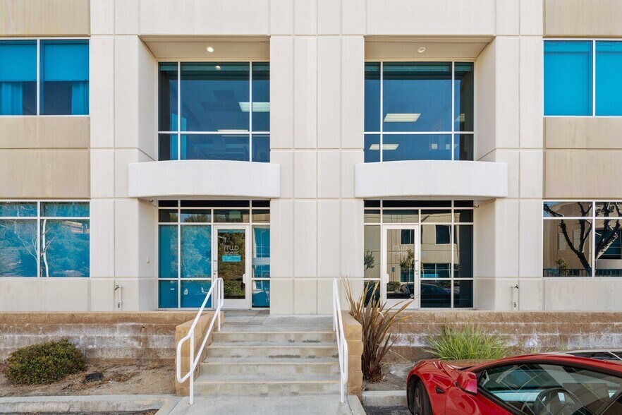 28534 Constellation Rd, Valencia, CA à vendre - Photo de l’immeuble – Image 2 sur 14