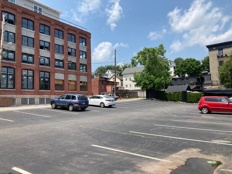 43 Railroad St, Woonsocket, RI à louer - Photo de l’immeuble – Image 3 sur 7