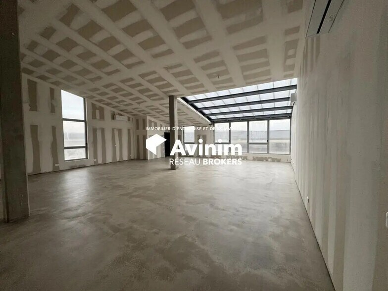 Local d’activités dans Bordeaux à louer - Photo de l’immeuble – Image 1 sur 24