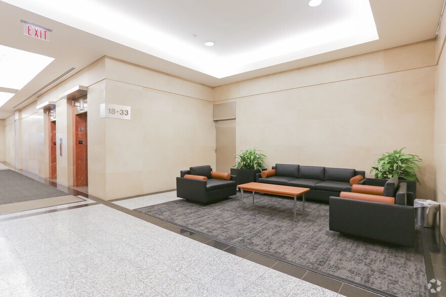 333 7 Av SW, Calgary, AB à louer - Hall d’entrée – Image 2 sur 9