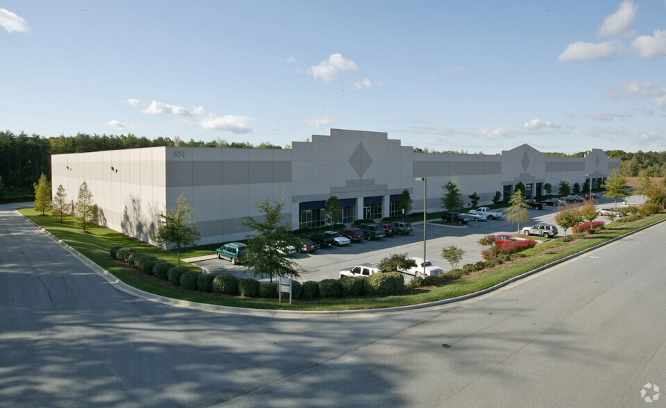 657 Brigham Rd, Greensboro, NC à louer - Photo de l’immeuble – Image 3 sur 58