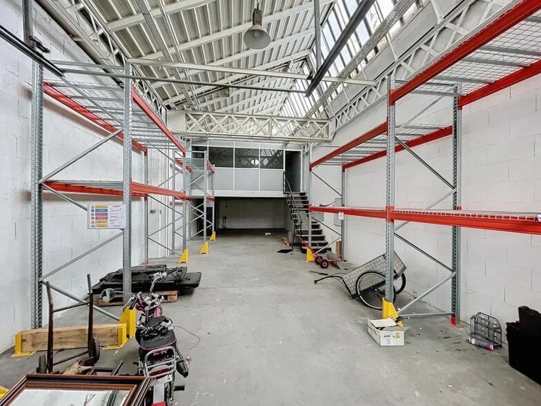 195 Avenue Francis De Pressensé, Vénissieux à louer - Photo de l’immeuble – Image 2 sur 9