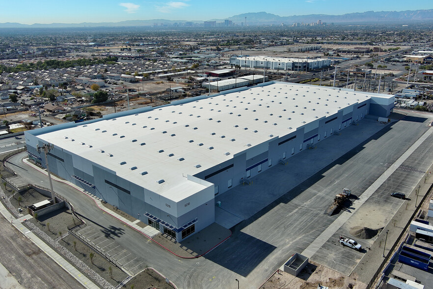 5210 E Carey Ave, Las Vegas, NV à louer - Photo de l’immeuble – Image 2 sur 2