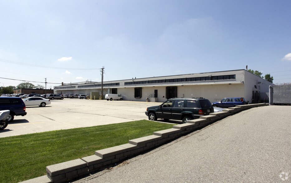 3000 W 14 Mile Rd, Royal Oak, MI à louer - Photo de l’immeuble – Image 2 sur 7
