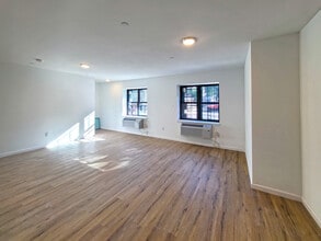 3923 Carpenter Ave, Bronx, NY à louer Photo intérieure– Image 2 sur 5