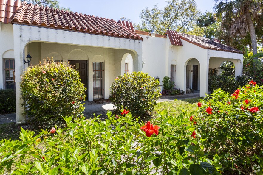 72 Pondella Rd, North Fort Myers, FL à vendre - Photo de l’immeuble – Image 3 sur 5