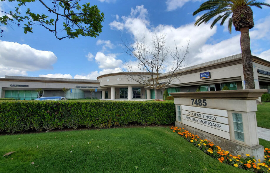 7485 N Palm Ave, Fresno, CA à louer - Photo de l’immeuble – Image 1 sur 6